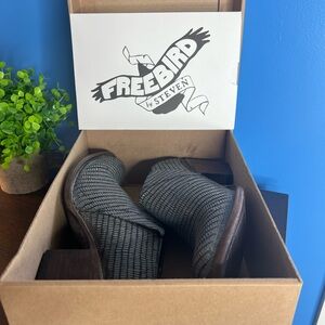 Freebird by Steven Shae shoe size 9 in Blue Snake color.